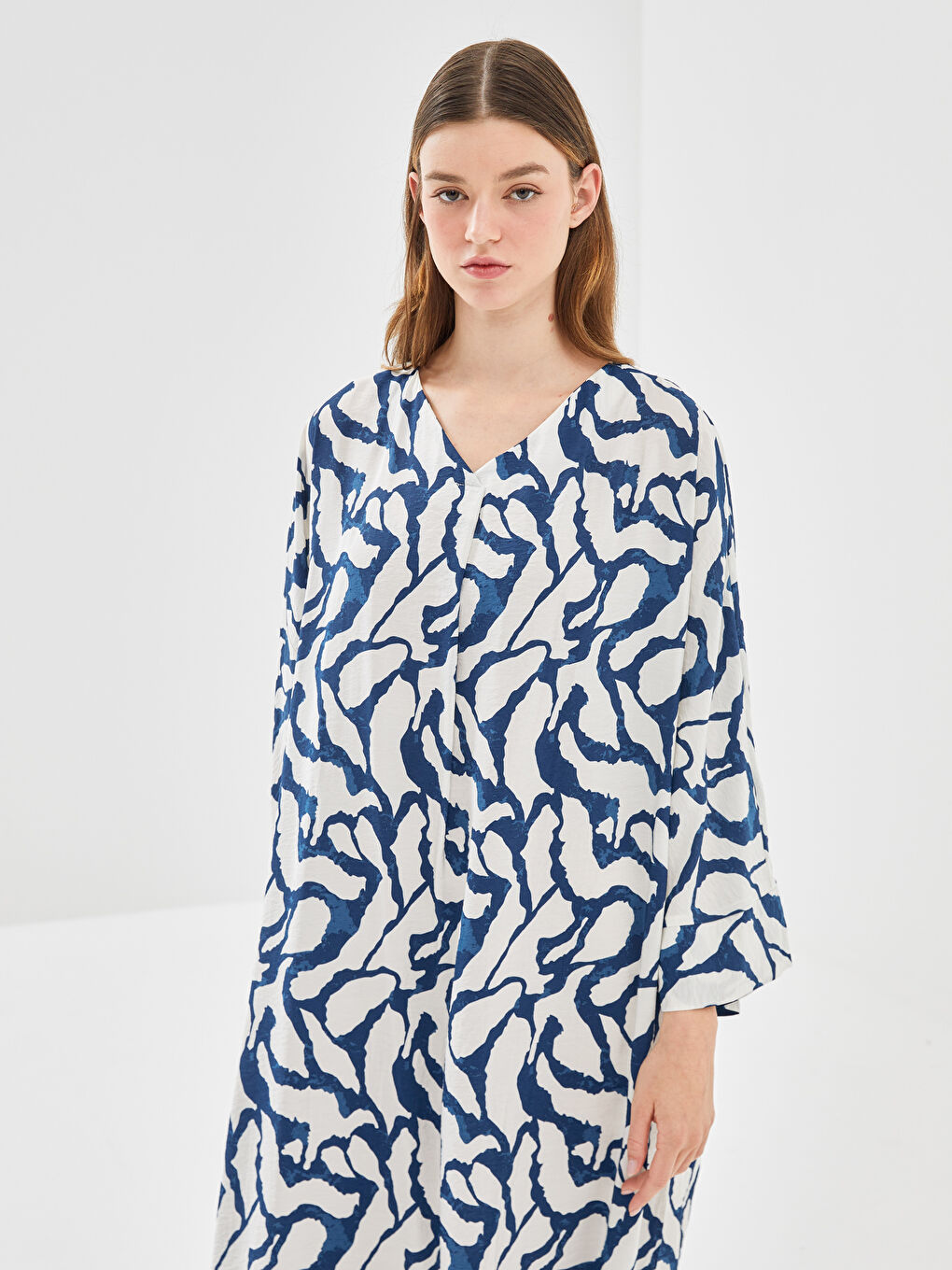 LCW Modest V Yaka Desenli Oversize Kadın Elbise -S55040Z8-LSJ