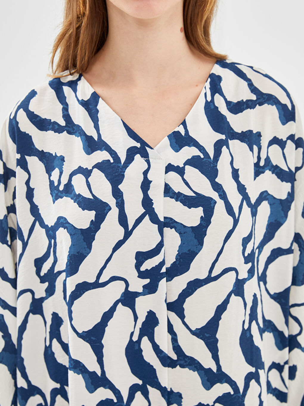 LCW Modest V Yaka Desenli Oversize Kadın Elbise -S55040Z8-LSJ