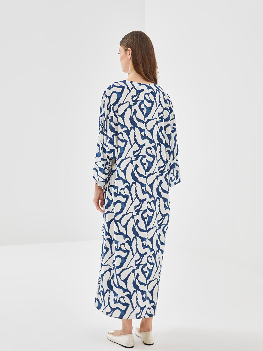 LCW Modest V Yaka Desenli Oversize Kadın Elbise -S55040Z8-LSJ