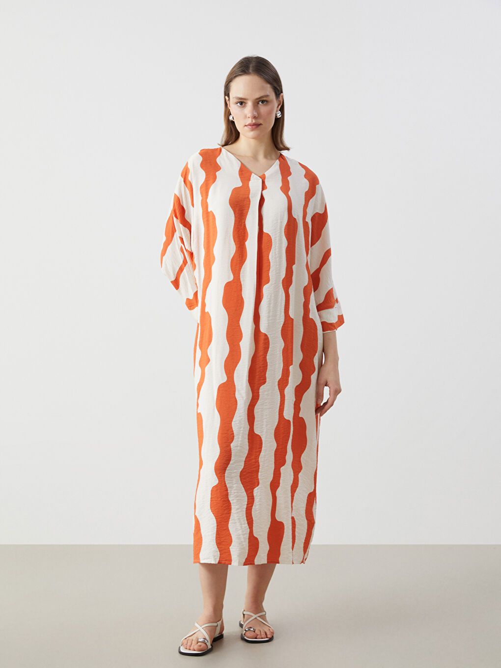 LCW Modest V Yaka Desenli Oversize Kadın Elbise -S55040Z8-LSL