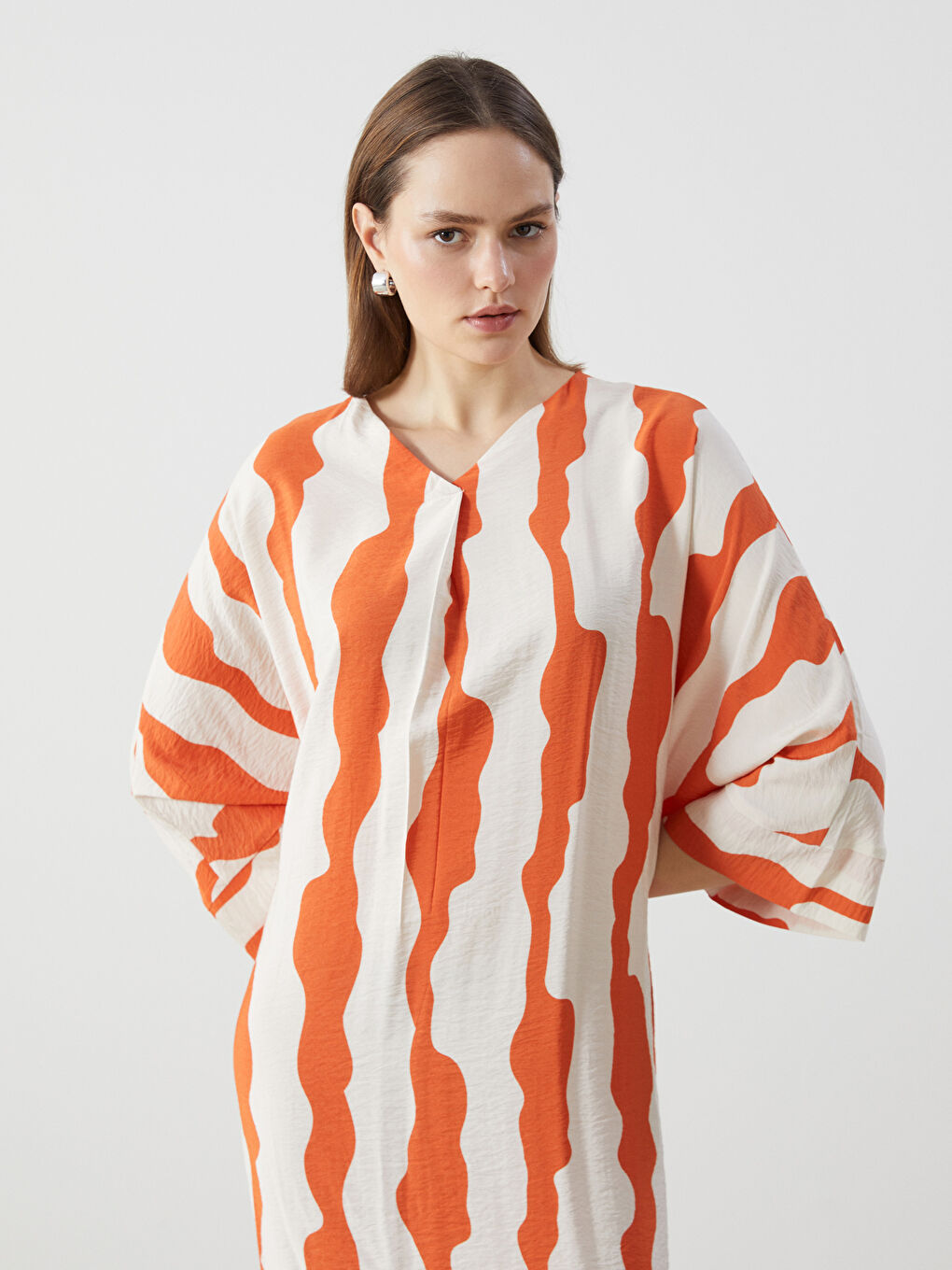 LCW Modest V Yaka Desenli Oversize Kadın Elbise -S55040Z8-LSL