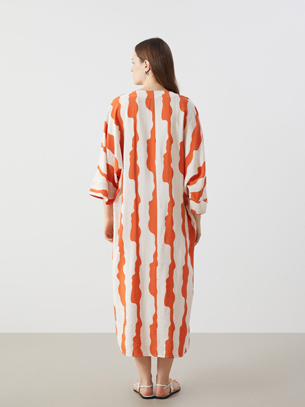 LCW Modest V Yaka Desenli Oversize Kadın Elbise -S55040Z8-LSL
