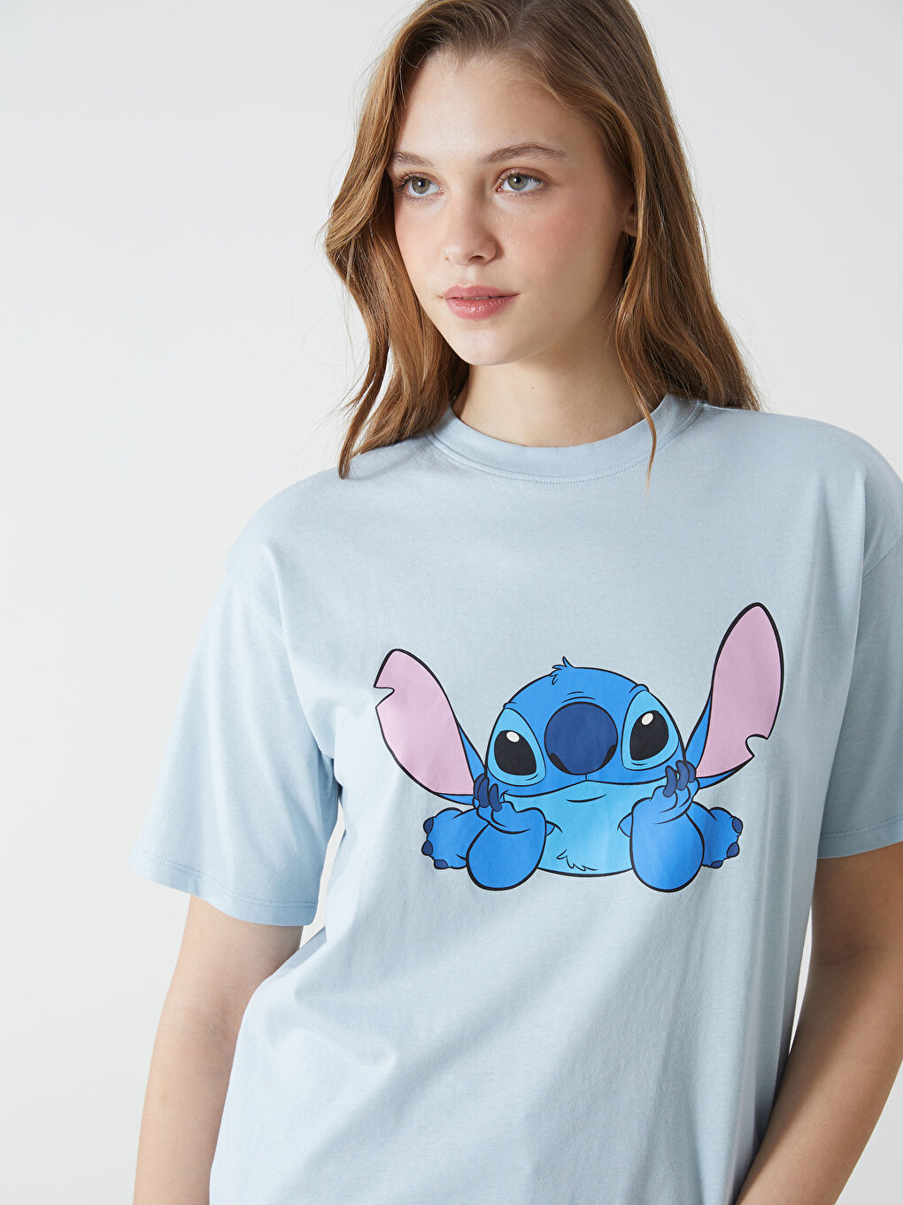 LCW Modest Bisiklet Yaka Lilo & Stitch Baskılı Kadın Tişört -S55183Z8-G2E