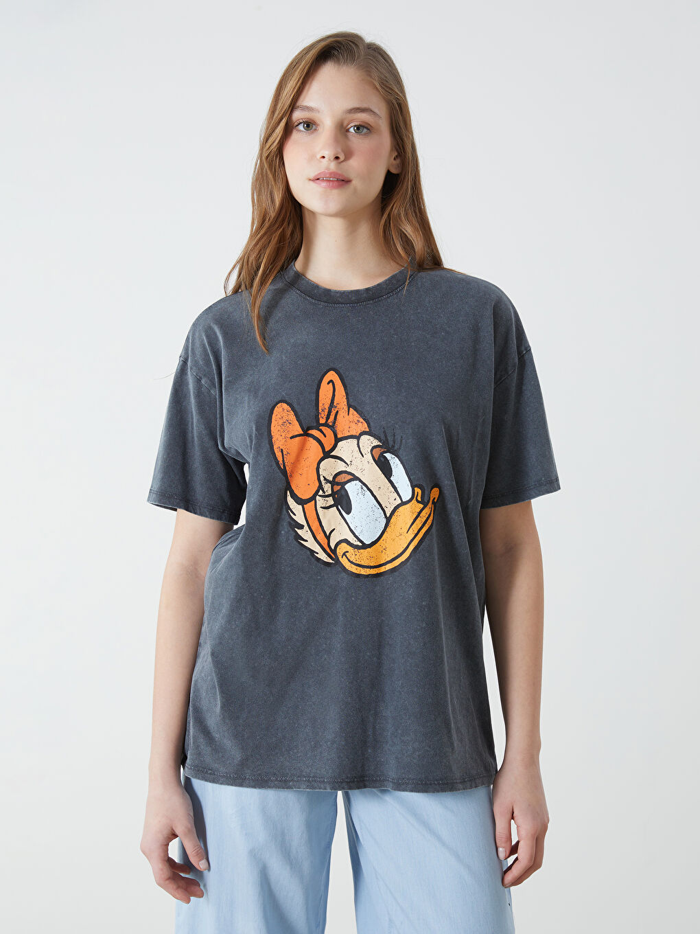 LCW Modest Bisiklet Yaka Daisy Duck Baskılı Kadın Tişört -S55186Z8-JQN