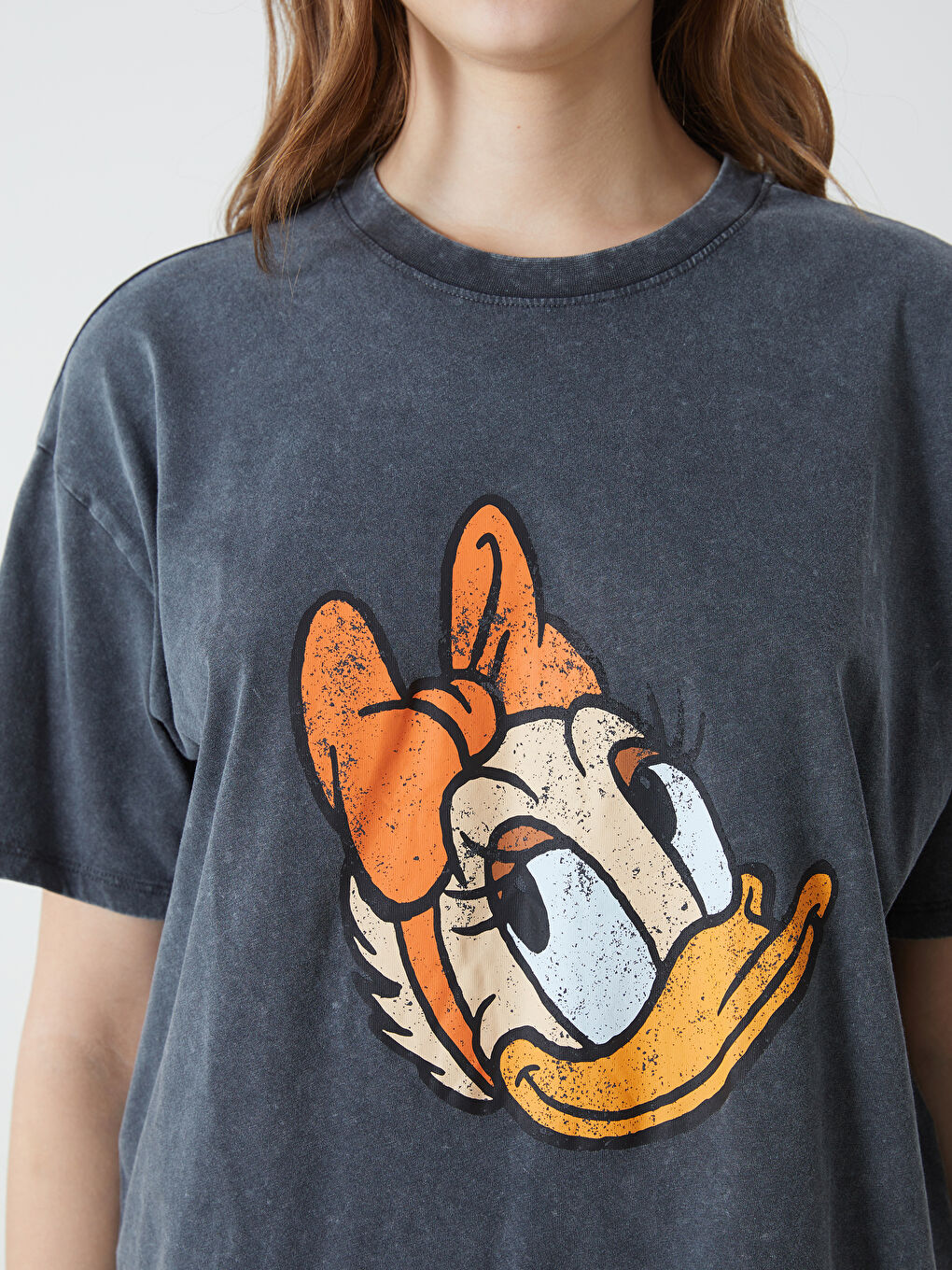 LCW Modest Bisiklet Yaka Daisy Duck Baskılı Kadın Tişört -S55186Z8-JQN