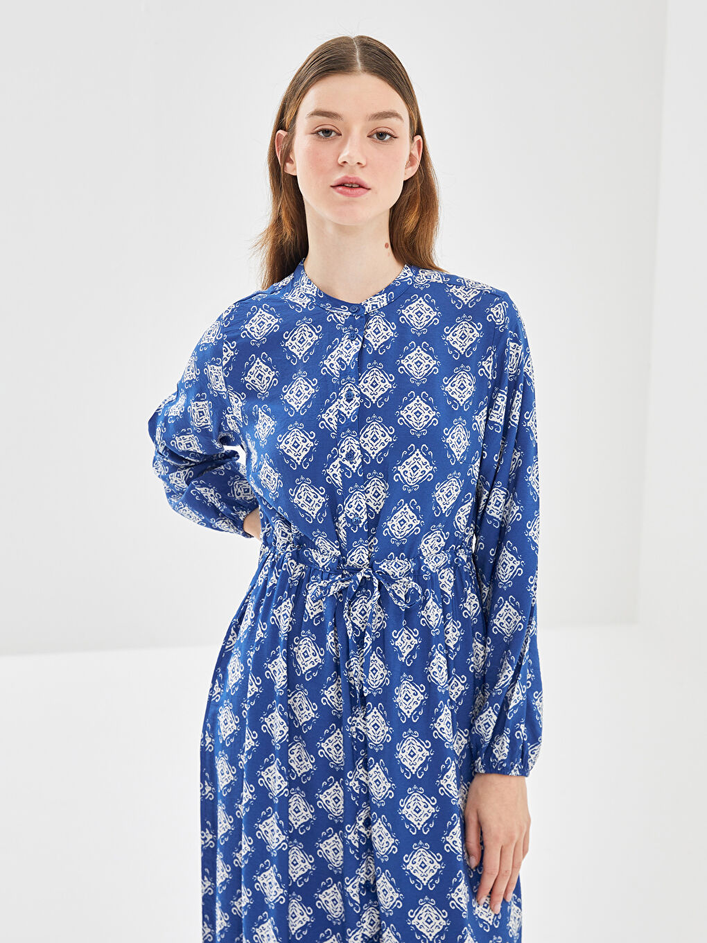 Rochie cu model și guler de judecător pentru femei-1