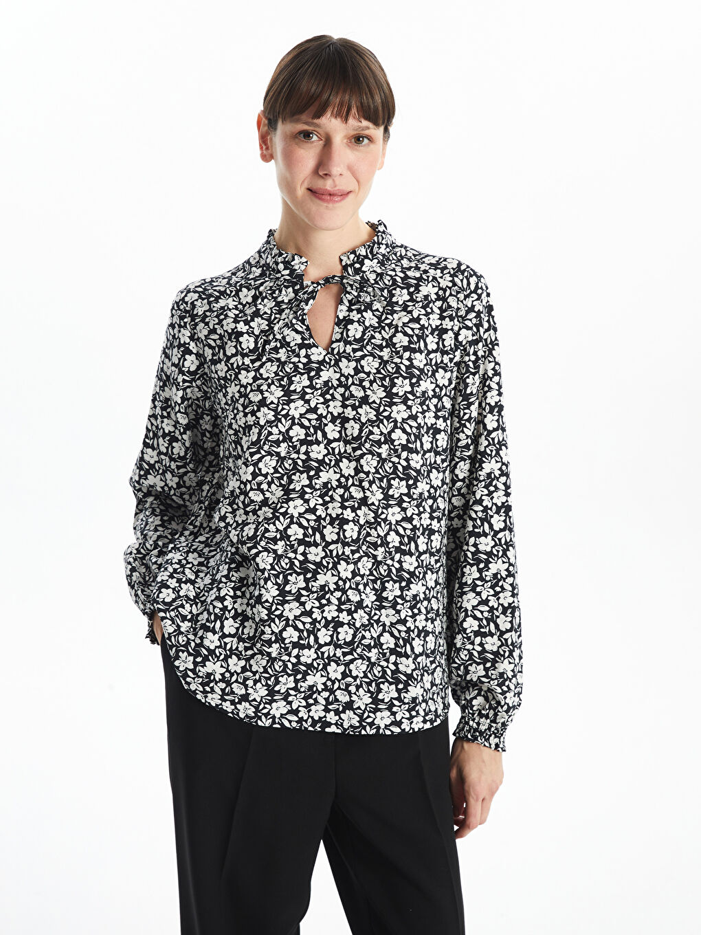 Ženska cvetna bluza sa kragnom na vezivanje -S55687Z8-LQJ