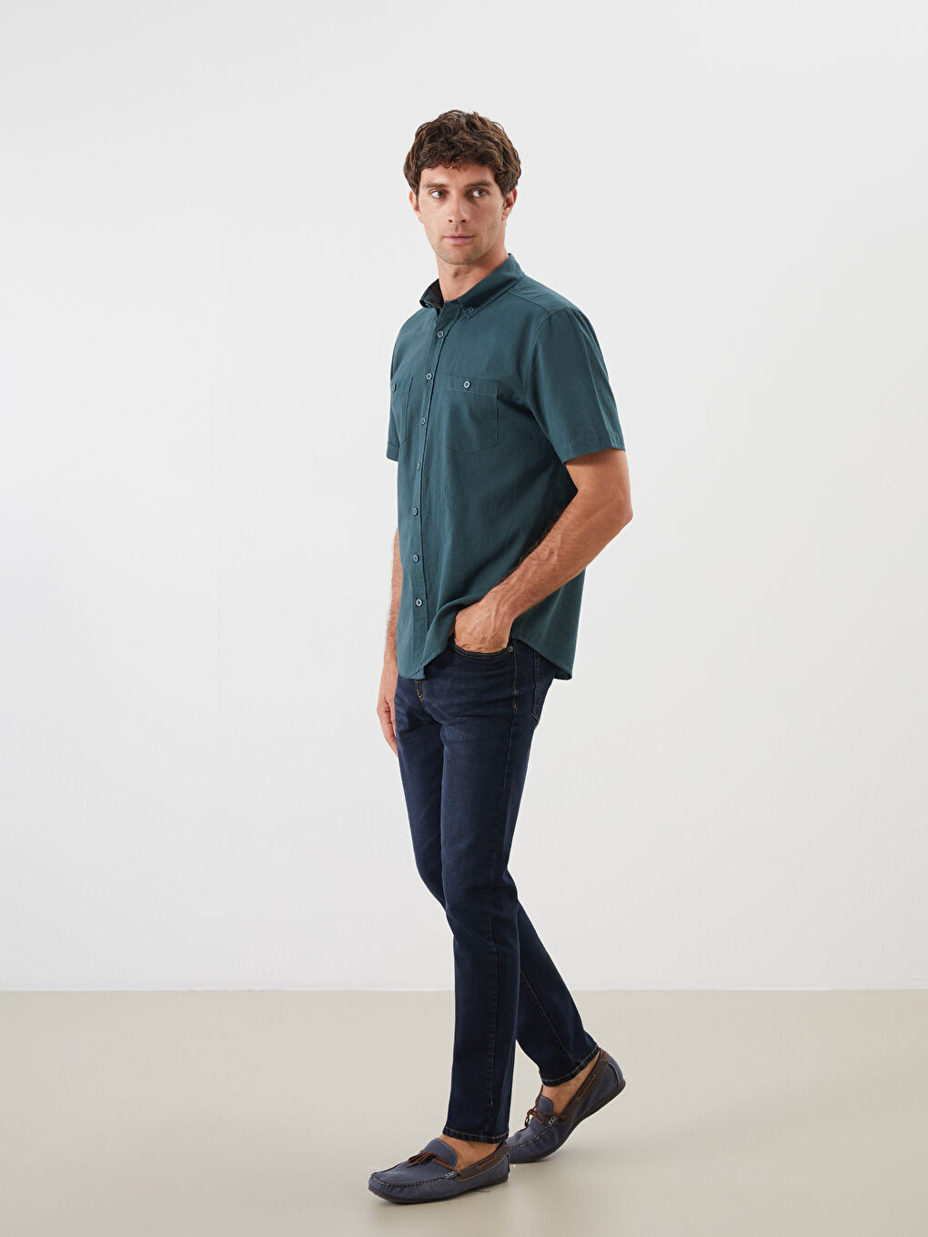 LCWAIKIKI كلاسيك کراس قۆڵ کورت فیت ئاسایی دەركەوتنی كەتان بۆ پیاوان -S56055Z8-H9W