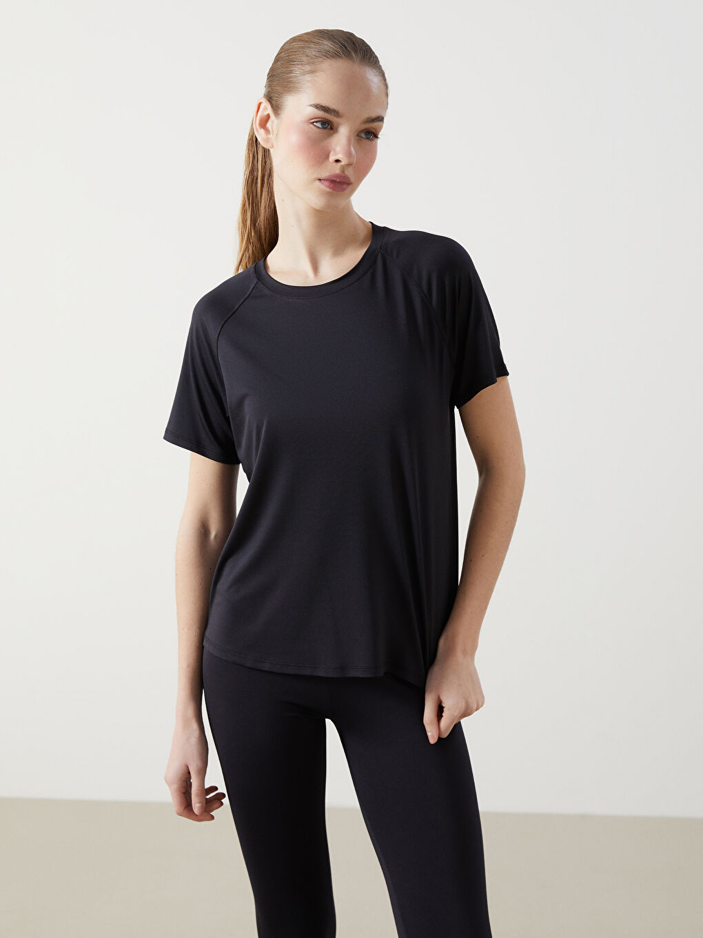 ქალის სპორტული მაისური მრგვალი ყელით, ამრეკლავი პრინტით