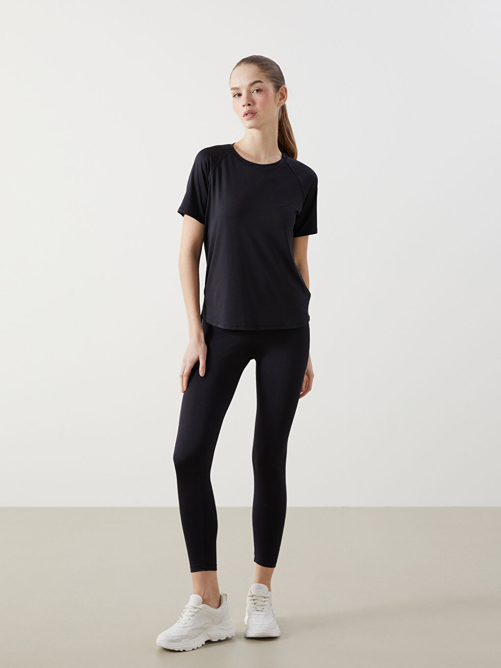 ქალის სპორტული მაისური მრგვალი ყელით, ამრეკლავი პრინტით-1