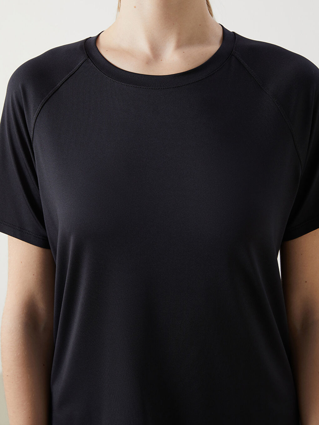 ქალის სპორტული მაისური მრგვალი ყელით, ამრეკლავი პრინტით-2