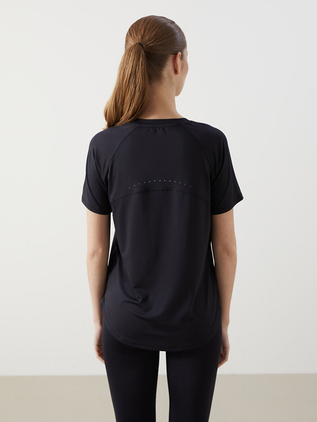 ქალის სპორტული მაისური მრგვალი ყელით, ამრეკლავი პრინტით-3