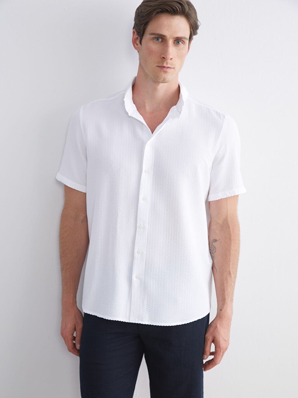 Рубашка мужская стандартного кроя с коротким рукавом