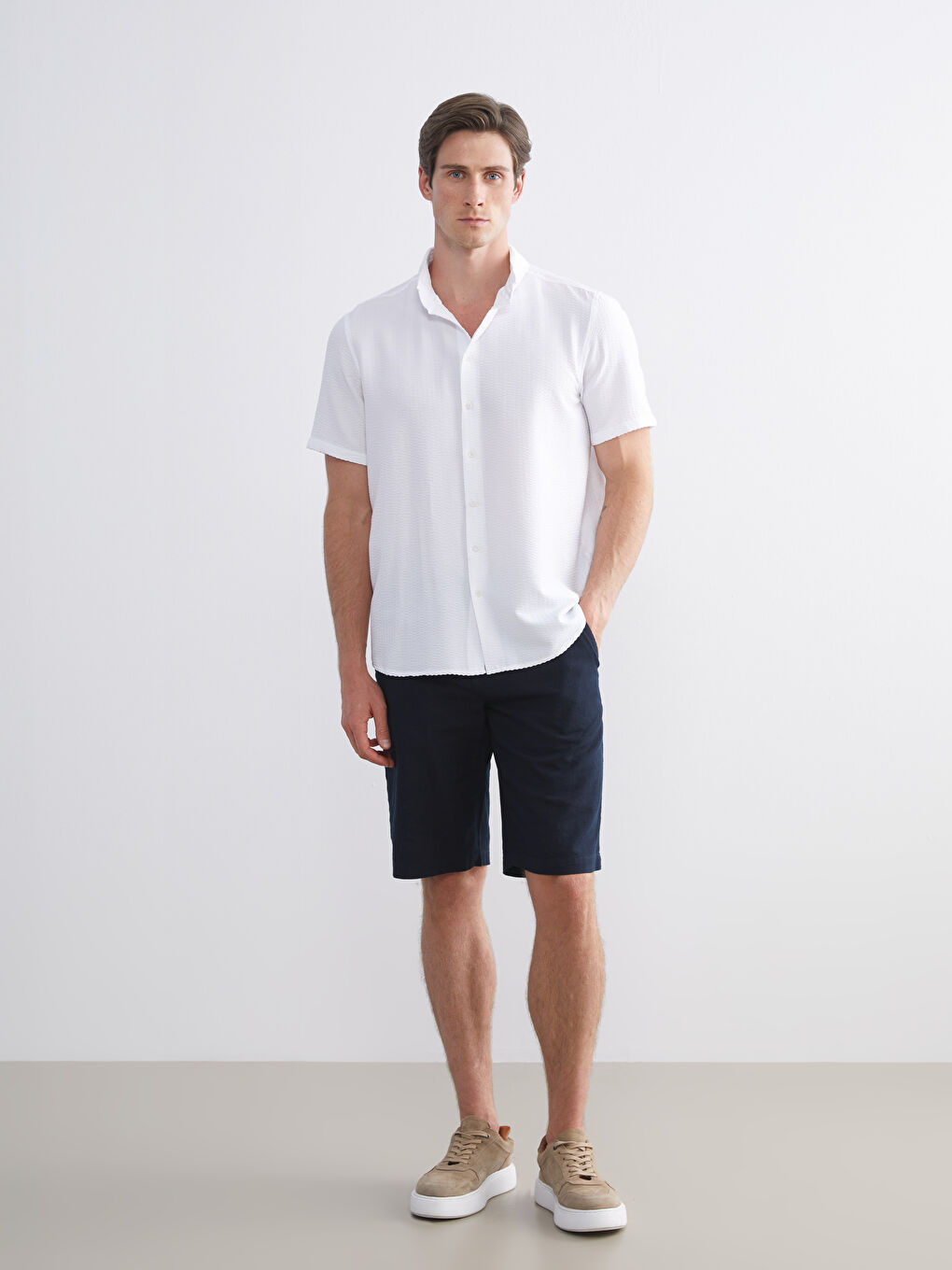 Рубашка мужская стандартного кроя с коротким рукавом-1