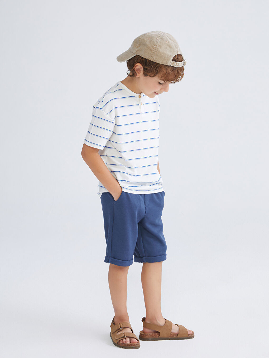 LCW Kids تيشيرت مخطط أولاد وسروال 2 قطع -S56909Z1-LRA
