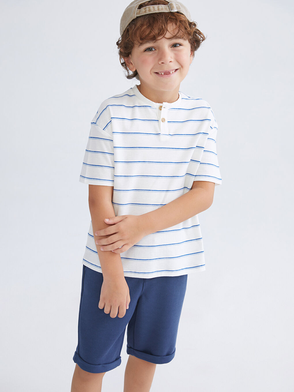 LCW Kids تيشيرت مخطط أولاد وسروال 2 قطع -S56909Z1-LRA