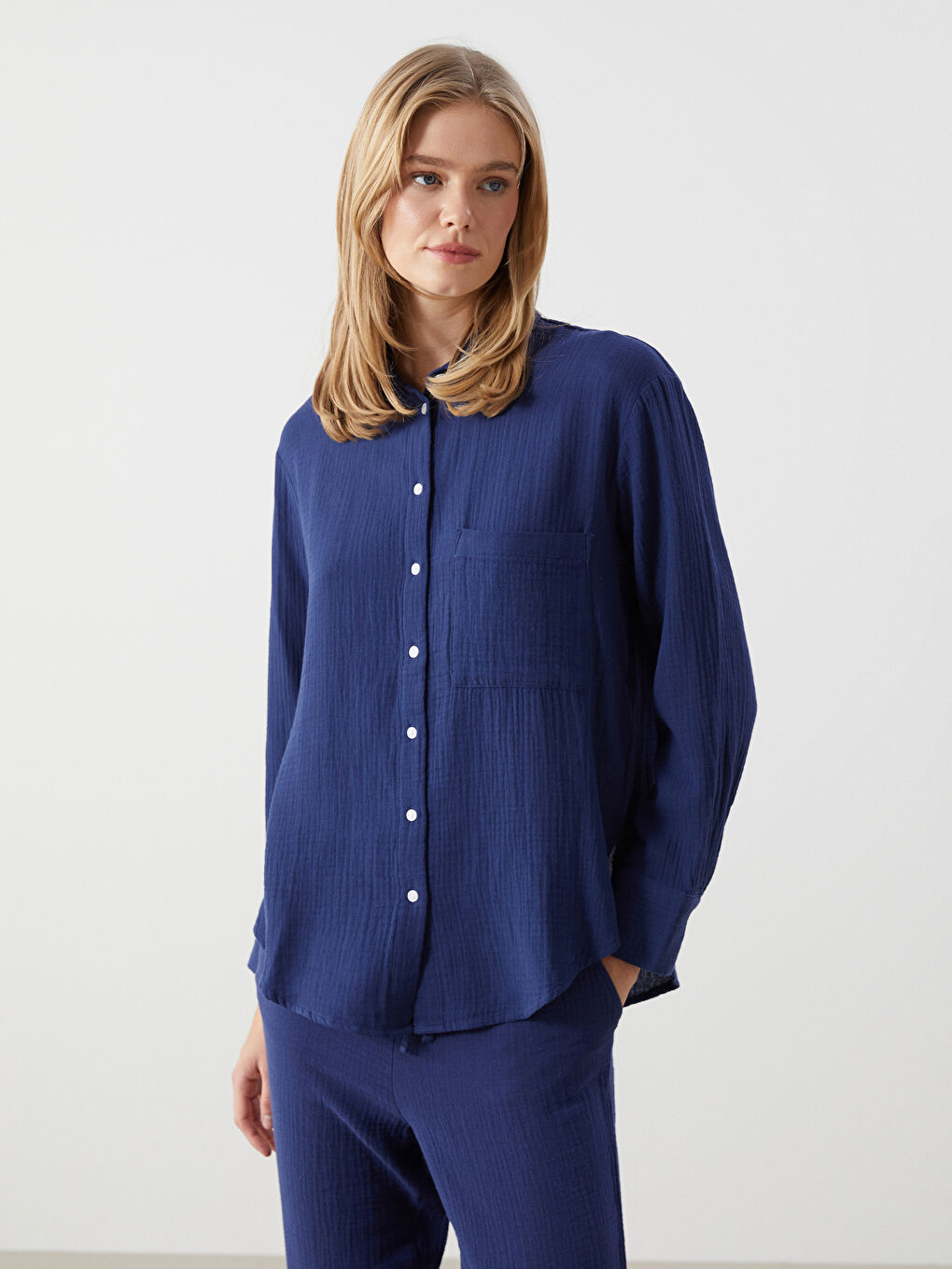 قميص للسيدات واسع ومريح بنسيج ملمس