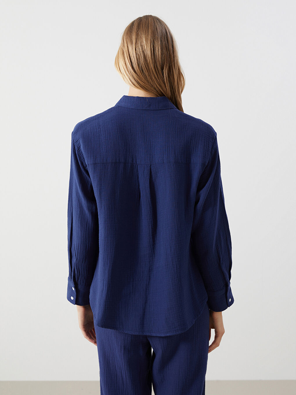 قميص للسيدات واسع ومريح بنسيج ملمس-3