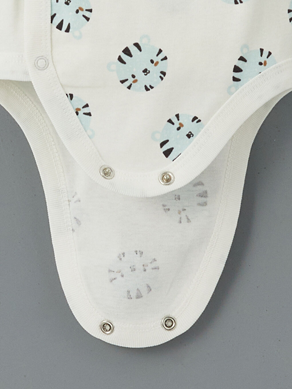 Ekru Kruvaze Yaka Erkek Bebek Çıtçıtlı Body-2