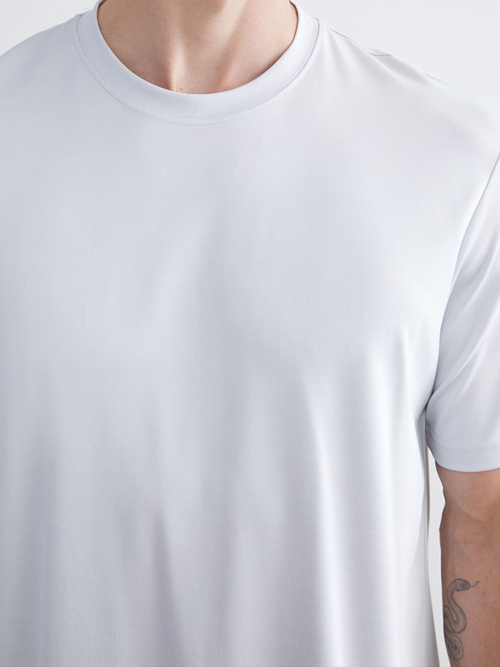 Gri Bisiklet Yaka Kısa Kollu Erkek Tişört-2