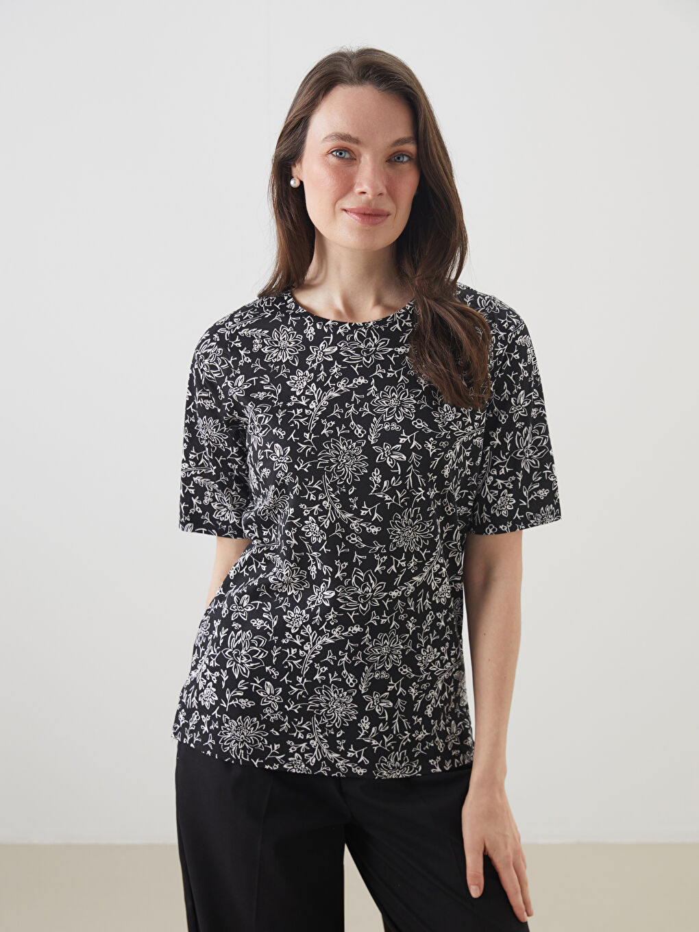 تي شيرت نسائي بكول مدور وزهري