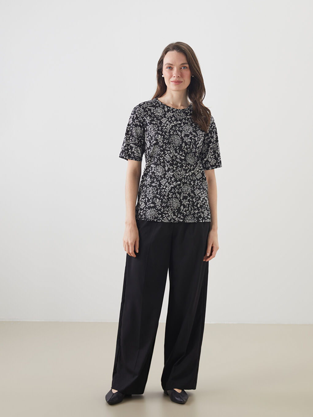 تي شيرت نسائي بكول مدور وزهري-1