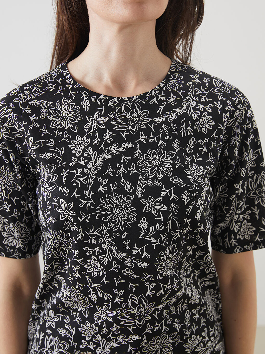 تي شيرت نسائي بكول مدور وزهري-2