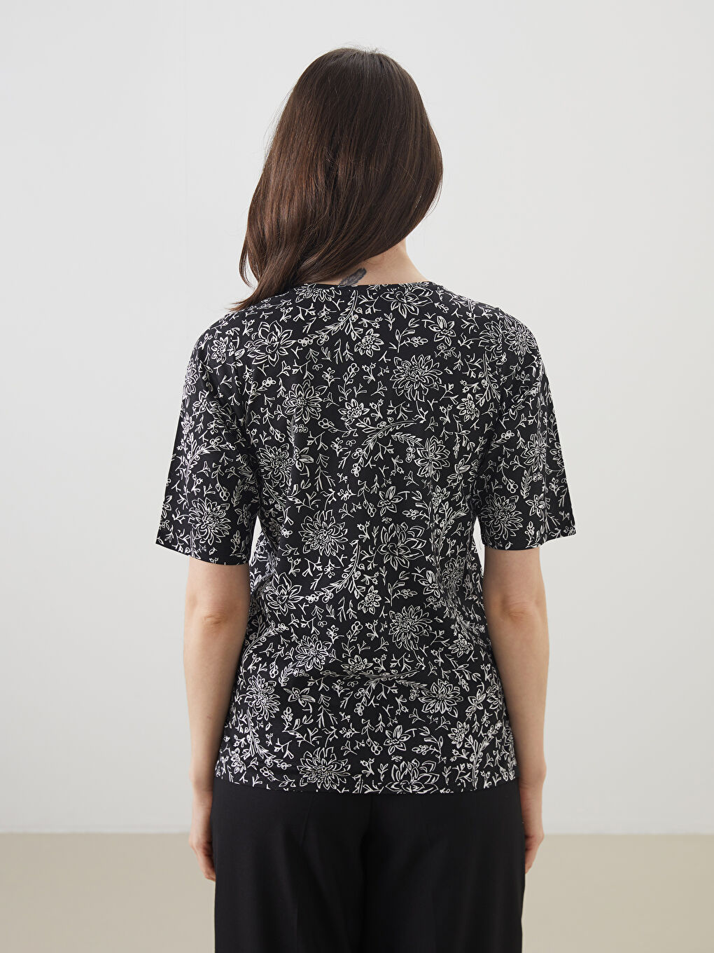 تي شيرت نسائي بكول مدور وزهري-3