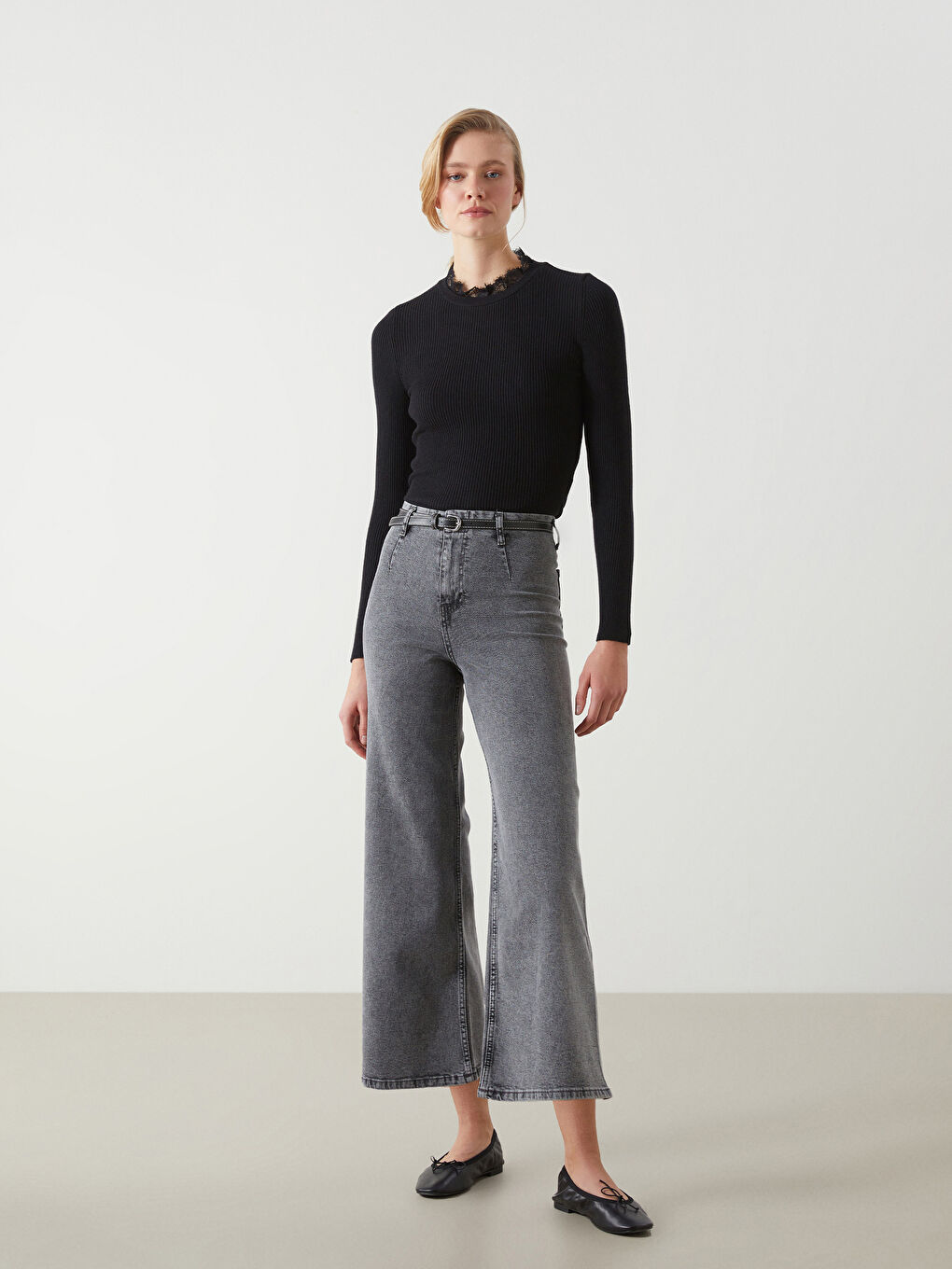 Gri Beli Kemerli Wideleg Kadın Jean Pantolon