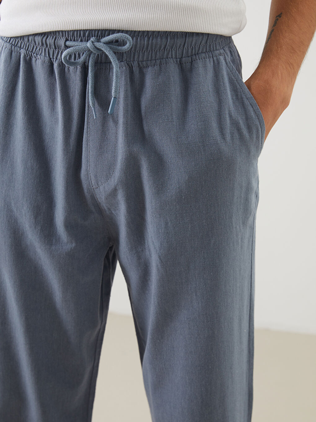 سروال رجال بقصة مريحة بمظهر الكتان-4