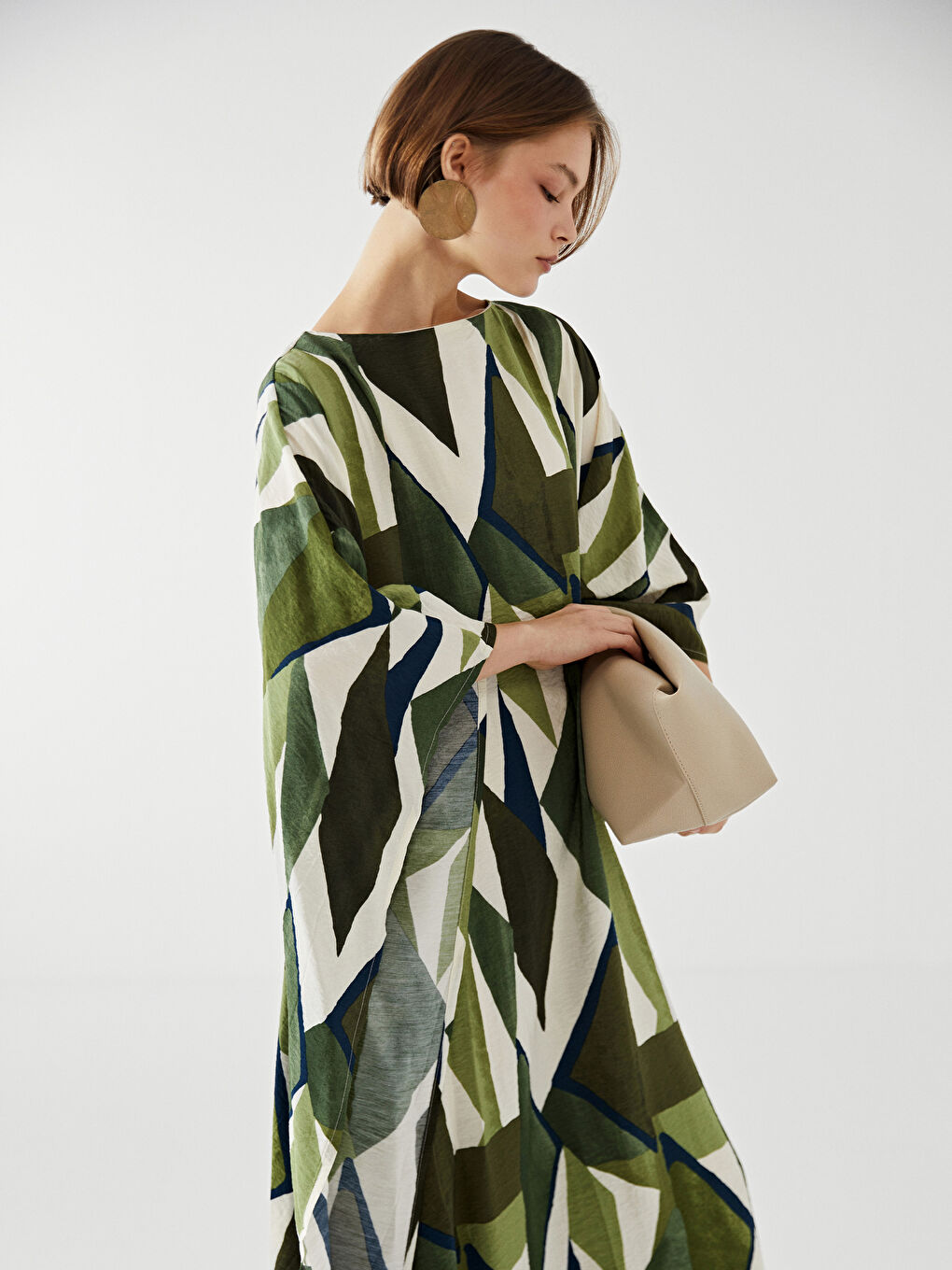 فستان واسع منقوش بعنق مشقوق-1