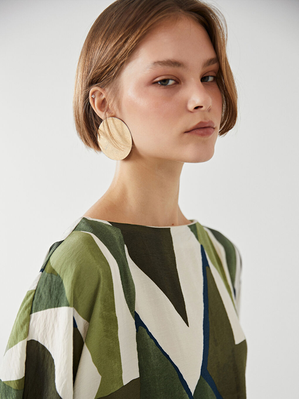 فستان واسع منقوش بعنق مشقوق-2