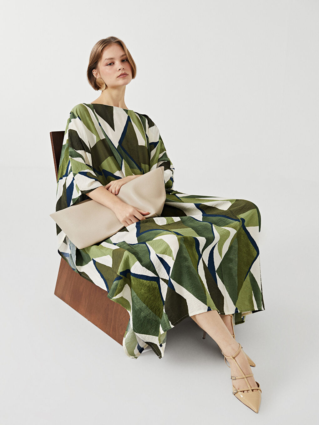 فستان واسع منقوش بعنق مشقوق-3