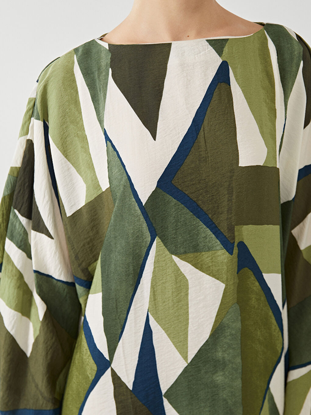 فستان واسع منقوش بعنق مشقوق-4