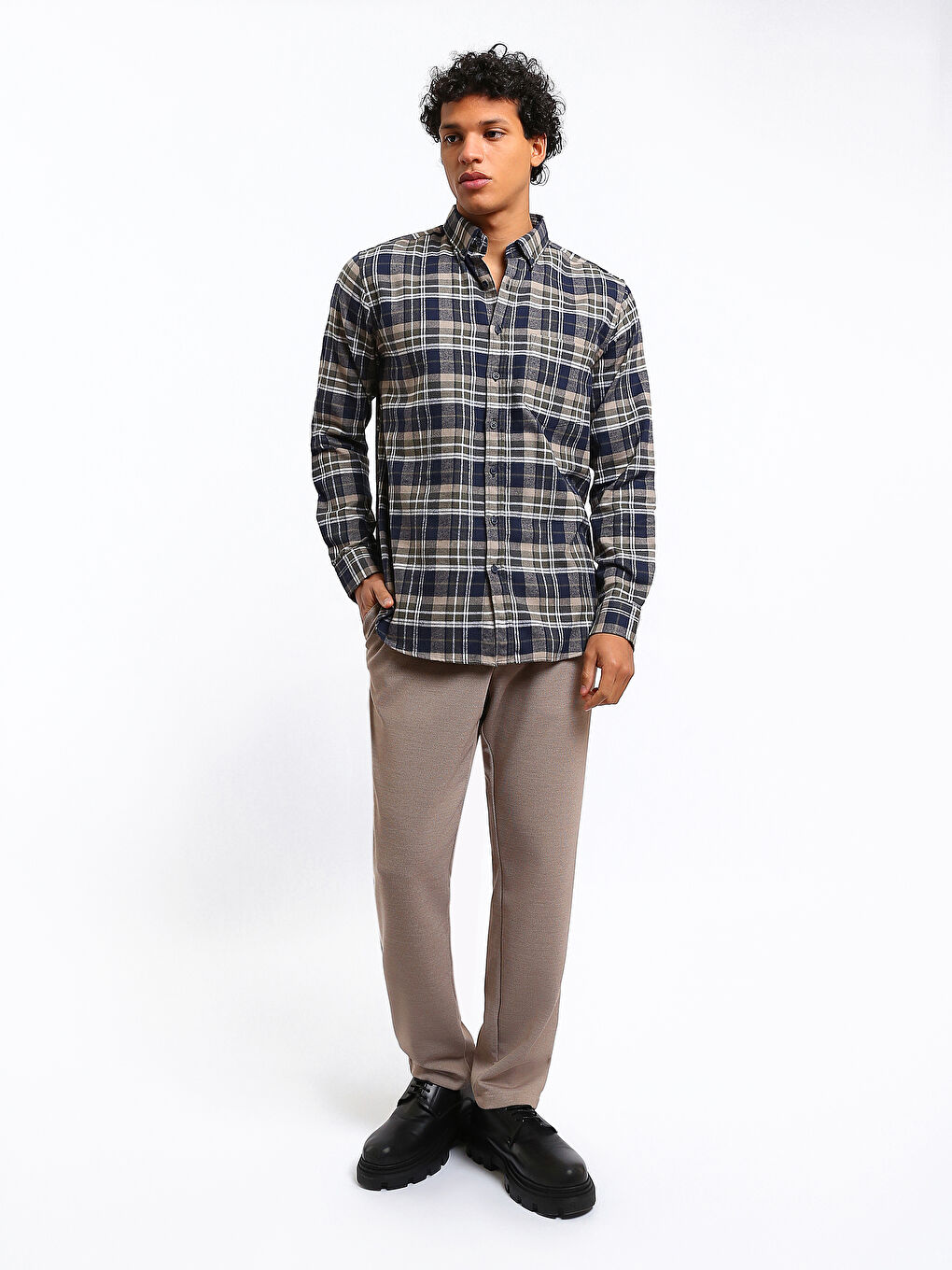 بنطلون للرجال بقصة نحيفة