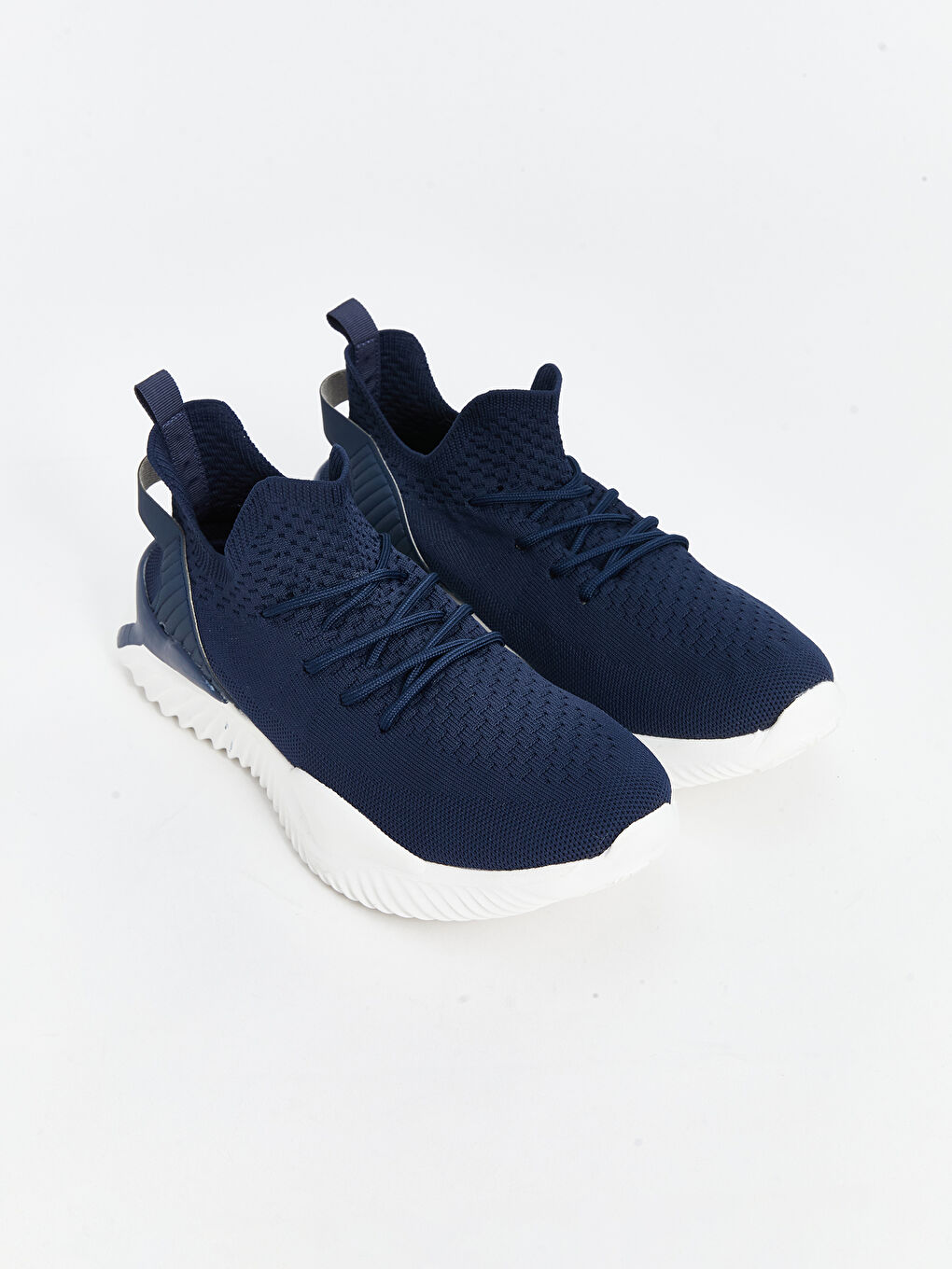 მამაკაცის სპორტული ფეხსაცმელი ბადის დეტალებით