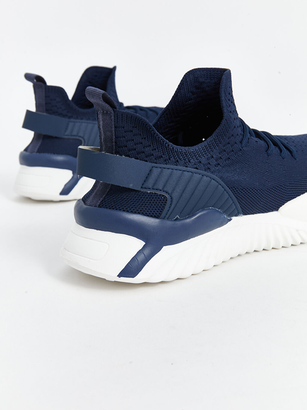 მამაკაცის სპორტული ფეხსაცმელი ბადის დეტალებით-4