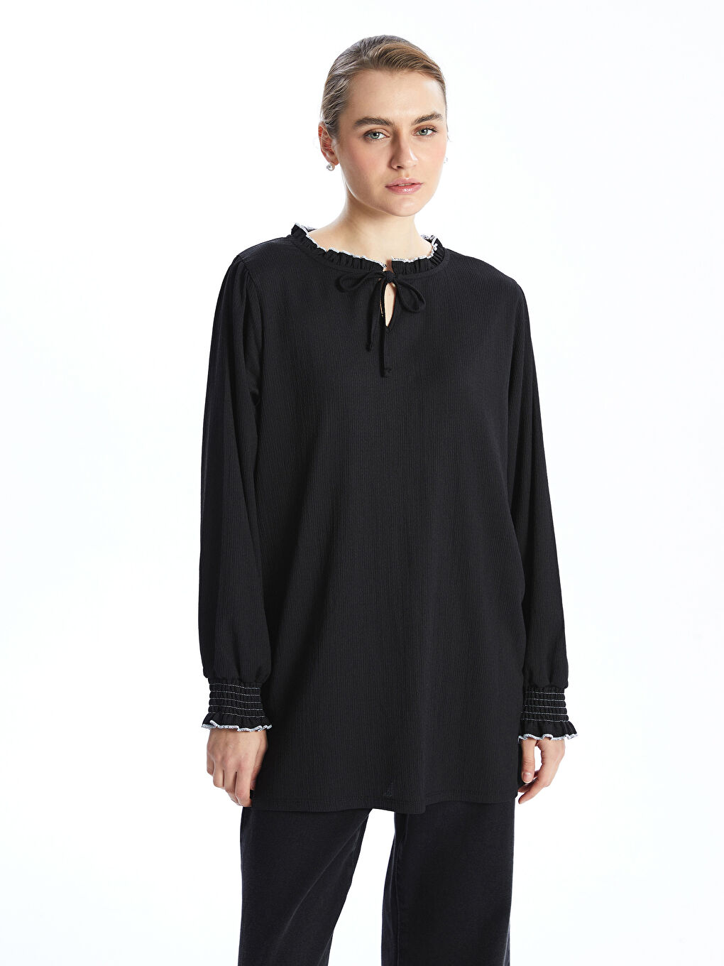 Siyah Bağlamalı Yaka Dokulu Fırfırlı Kadın Tunik
