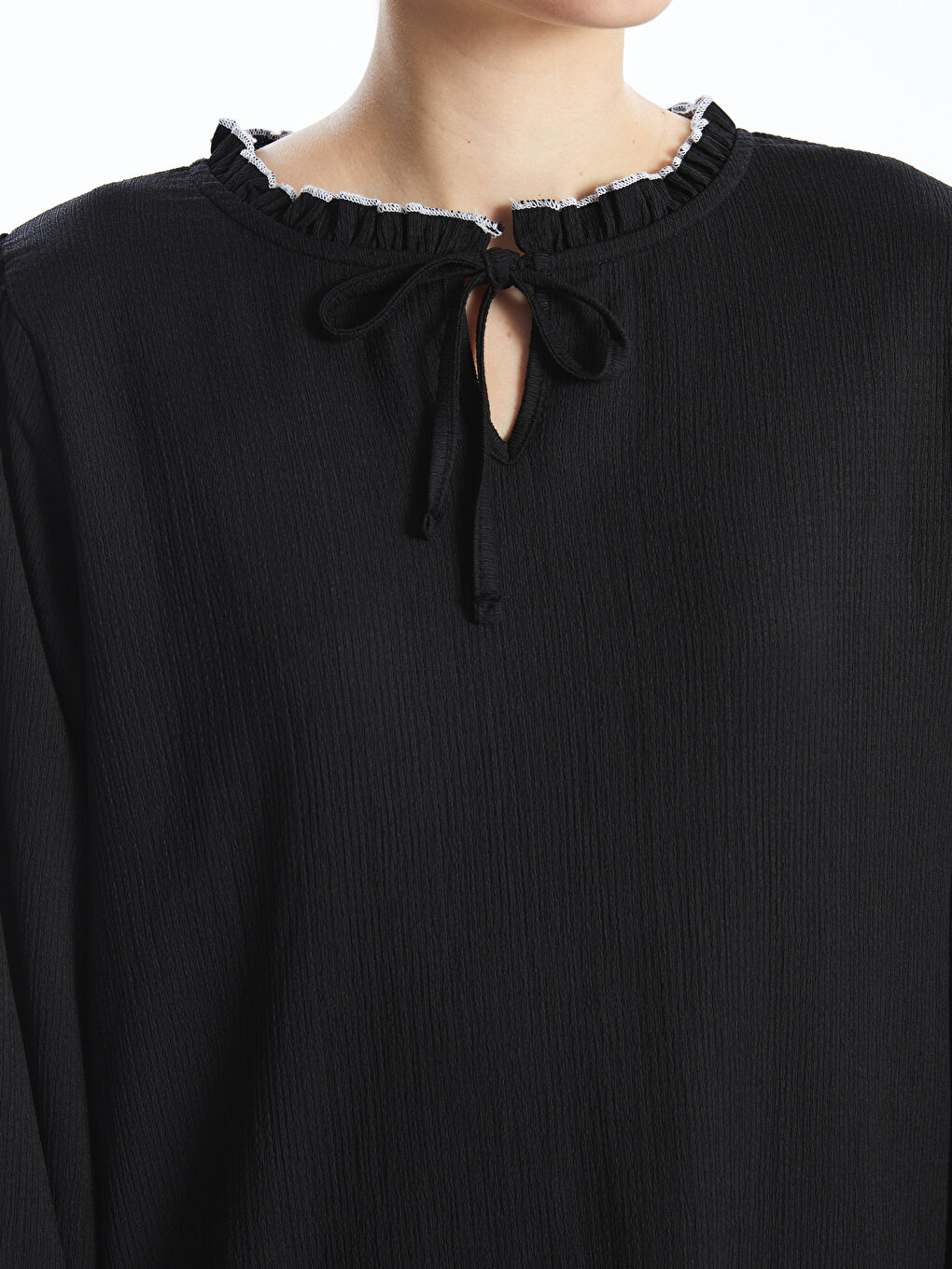 Siyah Bağlamalı Yaka Dokulu Fırfırlı Kadın Tunik-2