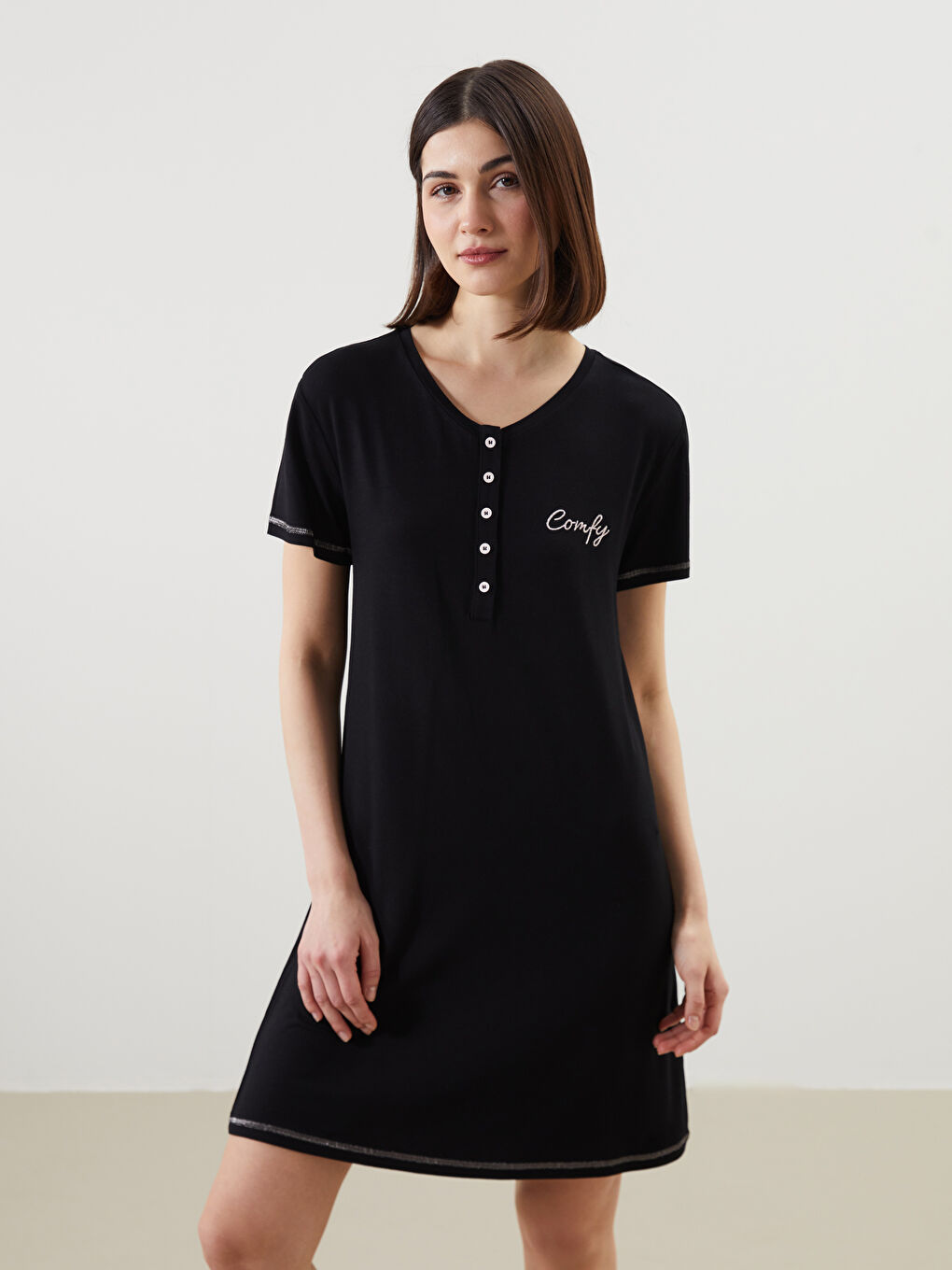 Siyah Bisiklet Yaka Nakışlı Kadın Gecelik