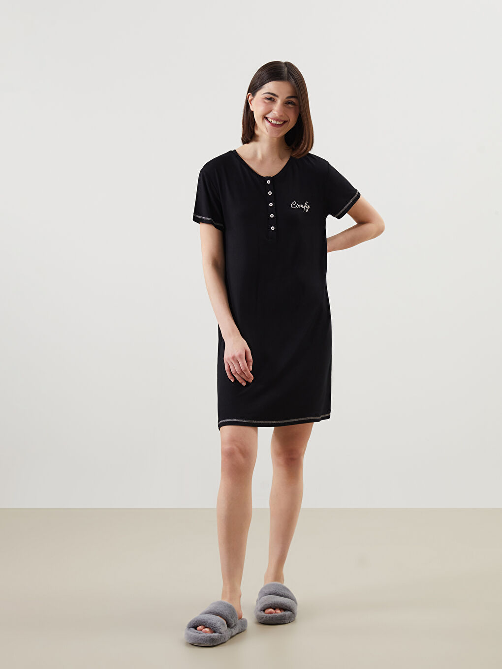 Siyah Bisiklet Yaka Nakışlı Kadın Gecelik-1