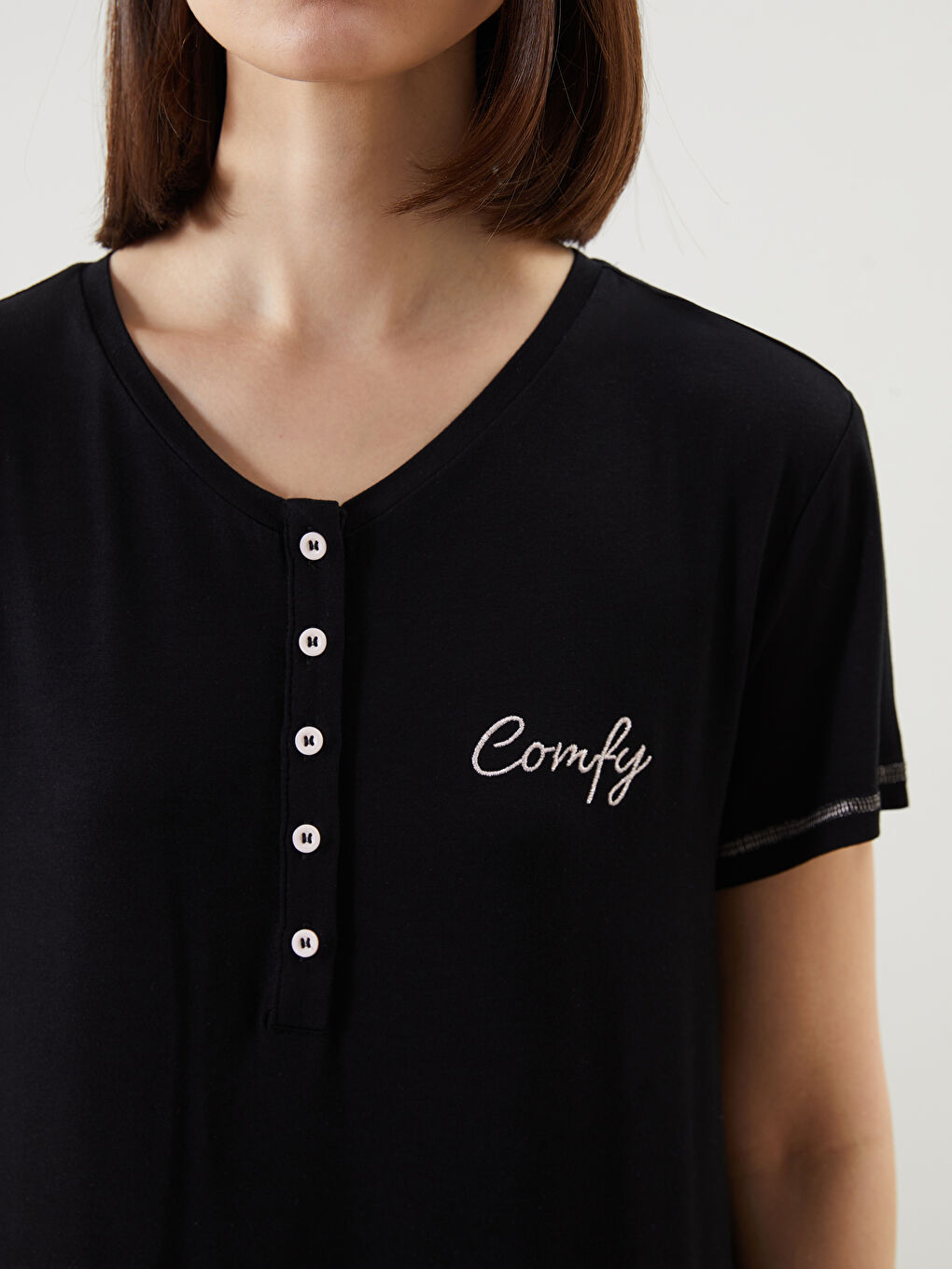 Siyah Bisiklet Yaka Nakışlı Kadın Gecelik-2