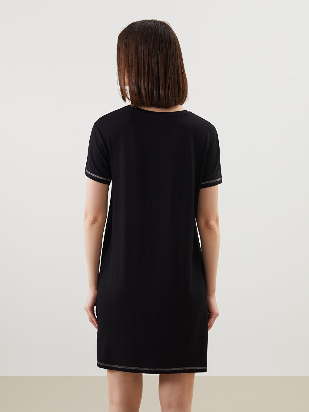 Siyah Bisiklet Yaka Nakışlı Kadın Gecelik-3