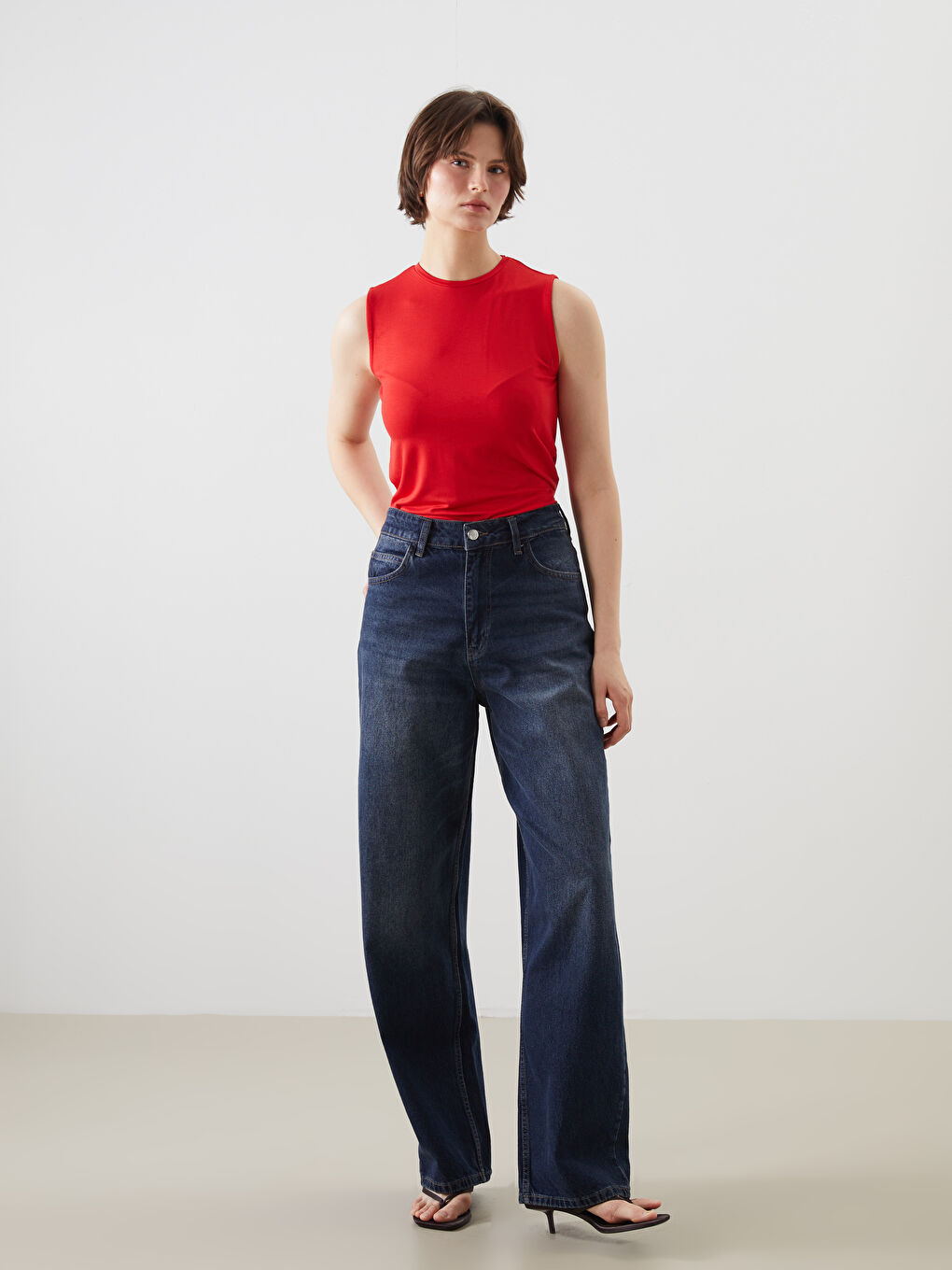 Kırmızı Bisiklet Yaka Kadın Atlet-1