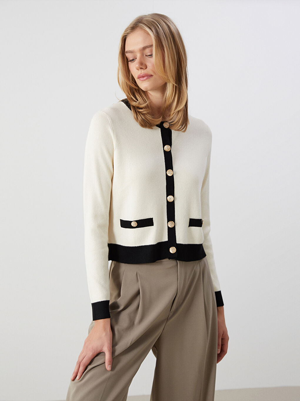 Дөңгелек жағалы әйелдерге арналған кардиган