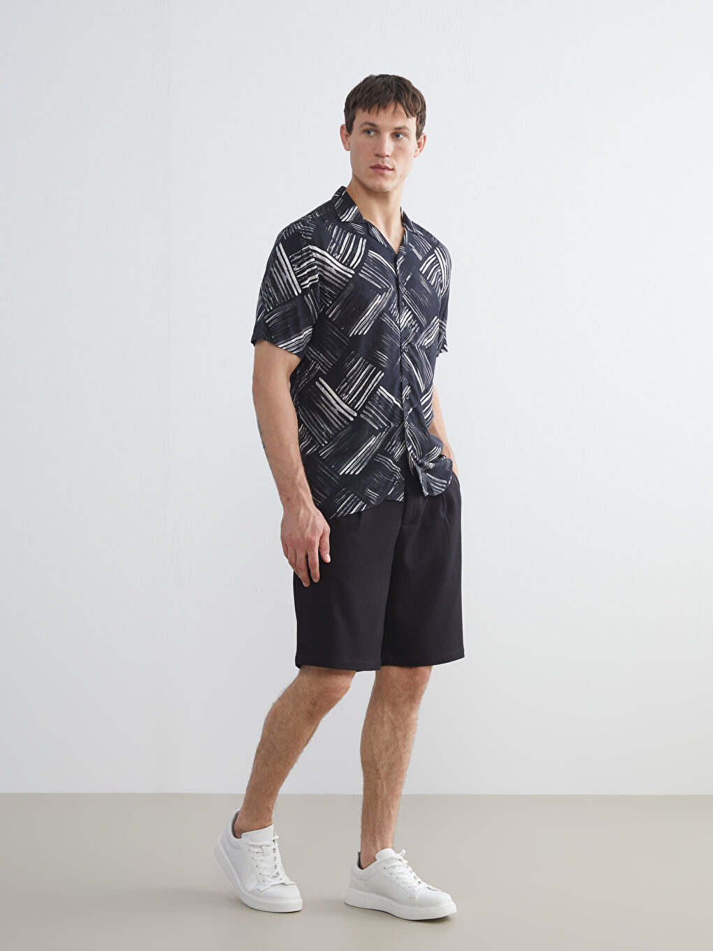 Siyah Regular Fit Kısa Kollu Desenli Viskon Erkek Gömlek-1