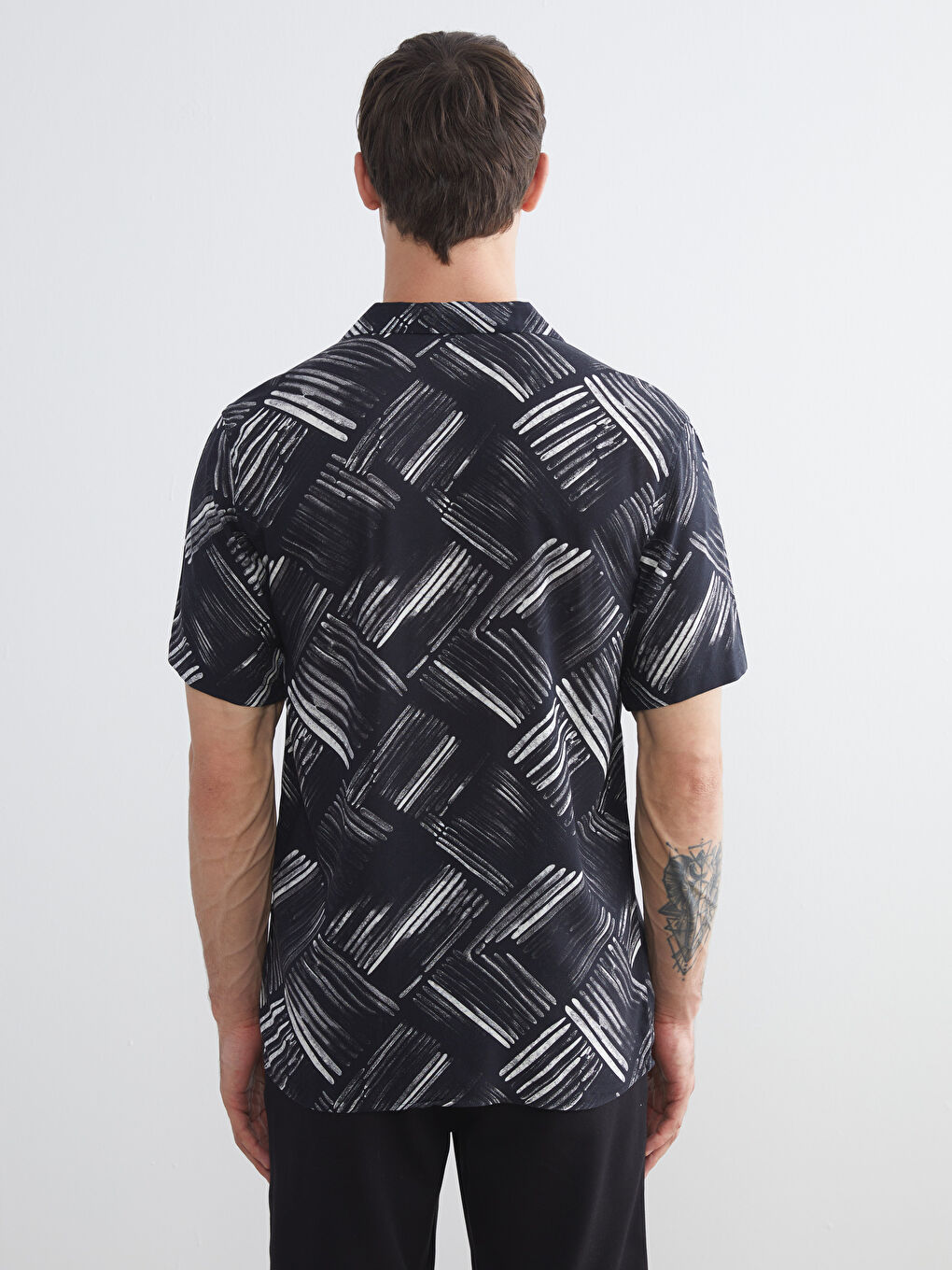 Siyah Regular Fit Kısa Kollu Desenli Viskon Erkek Gömlek-3