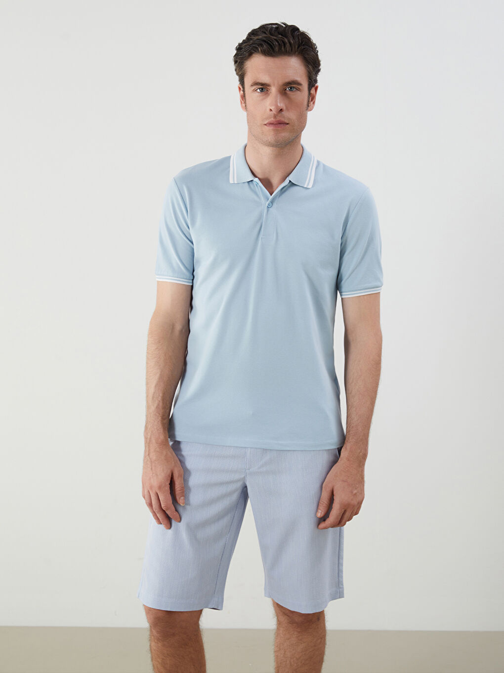 تيشيرت رجالي بياقة بولو وكم قصير بنقشة ملمس
