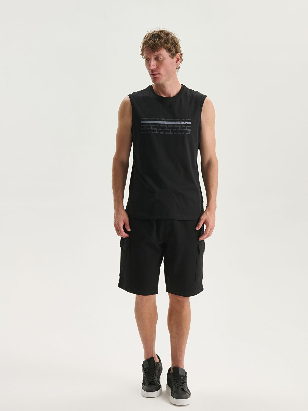 تيشيرت بدون أكمام مطبوع بياقة دائرية للرجال-1