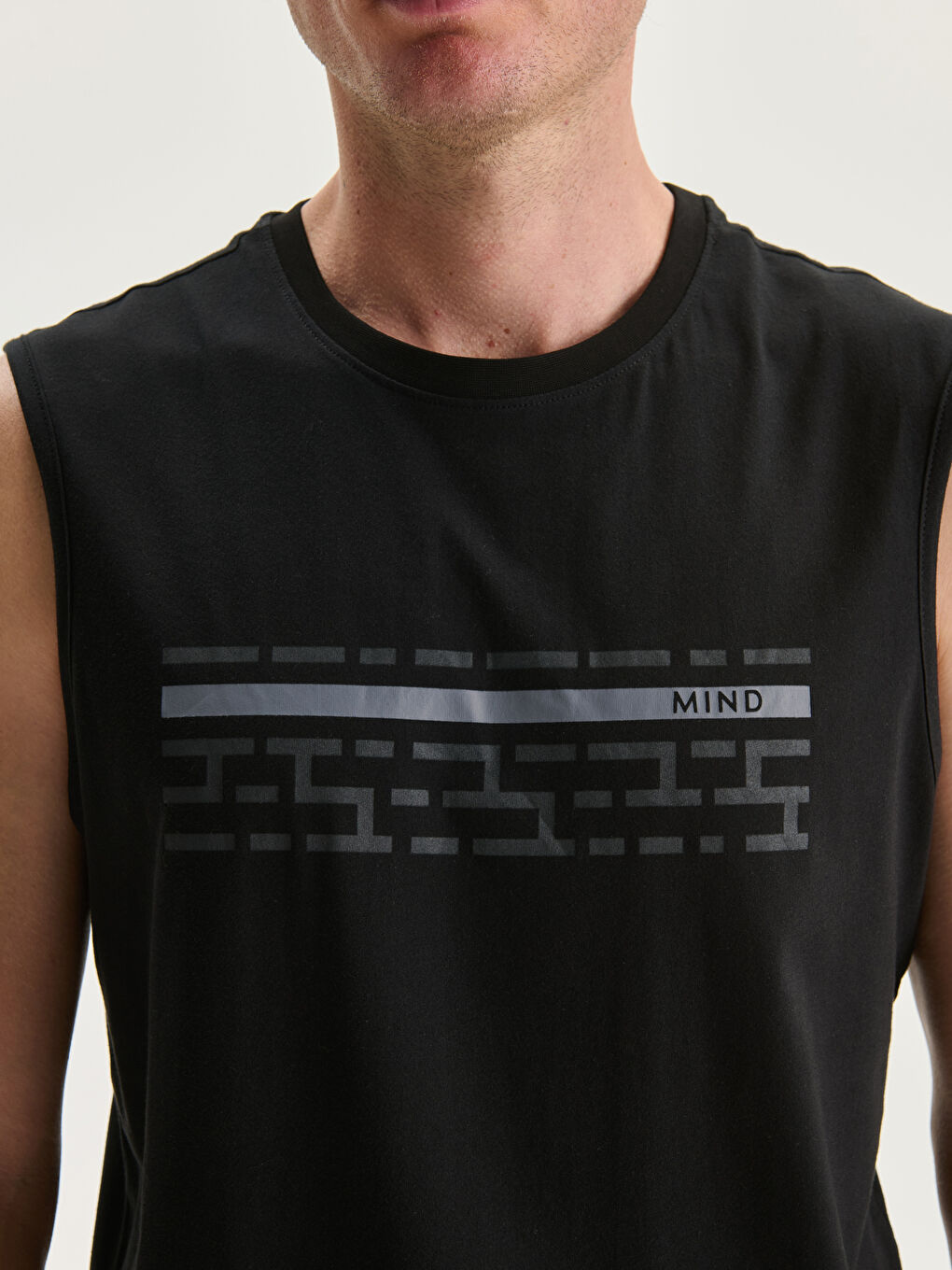 تيشيرت بدون أكمام مطبوع بياقة دائرية للرجال-2